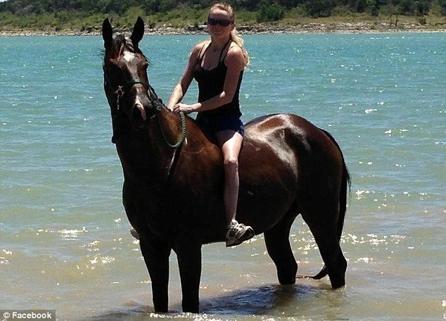 ABD Teksas&#039;ta kistik fibroz nedeniyle 25 yaşında hayatını kaybeden Julie Mott&#039;un cesedi, cenaze töreni esnasında tabutundan çalındı.