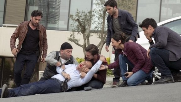 Suat'ın kocası 5 çocuk babası... Bir de yeni terfi aldı, başkomiser oldu. Ancak Türkiye'nin kilitlendiği vurulma sahnesindeki mantık hatası ekran başındaki izleyicinin dikkatinden kaçmadı.