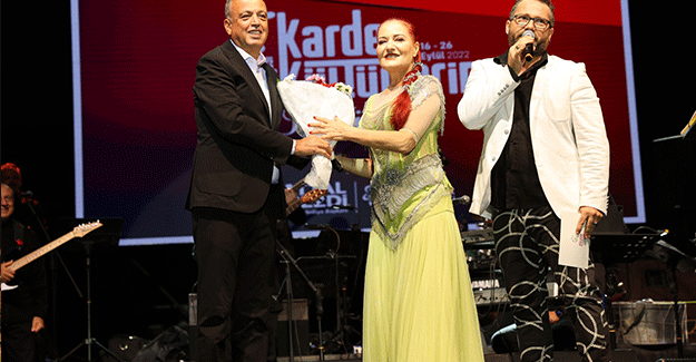 7. Kardeş Kültürler Festivali'nde şarkıcı Candan Erçetin sevenleriyle buluştu