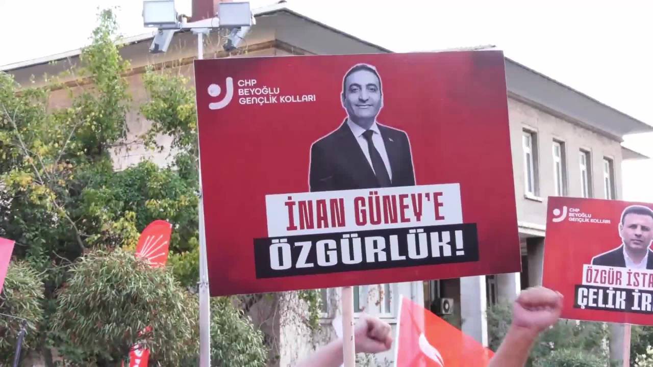 Chp Nin Beyoglu Mitinginde Yurttaslardan Iktidara Tepki Belediye Baskanlariyla Ugrasmasinlar Pahaliligi Dusursunler