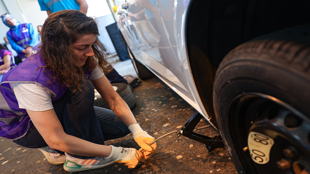 Maltepe Kadinlara Araç Bakim Eği̇ti̇mi̇