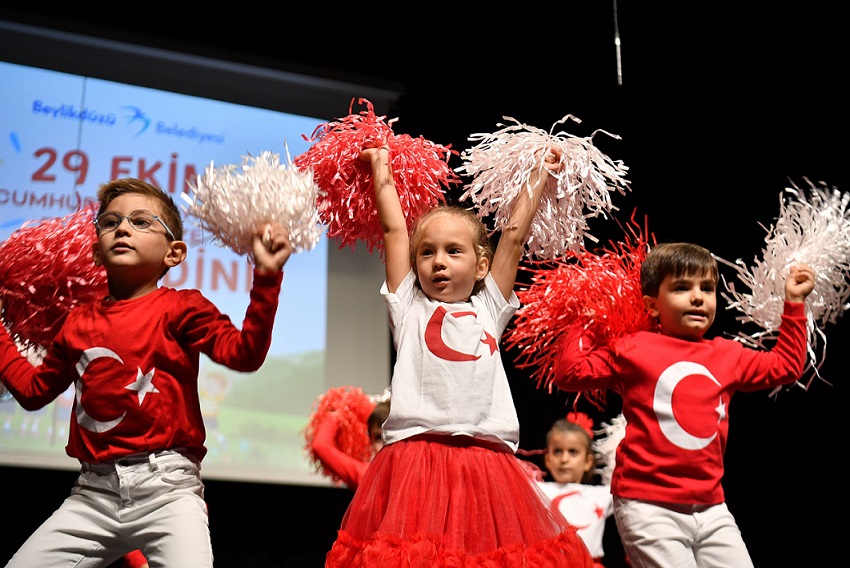 Mi̇ni̇kler Cumhuri̇yet Coşkusunu Sahneye Taşidi (12)