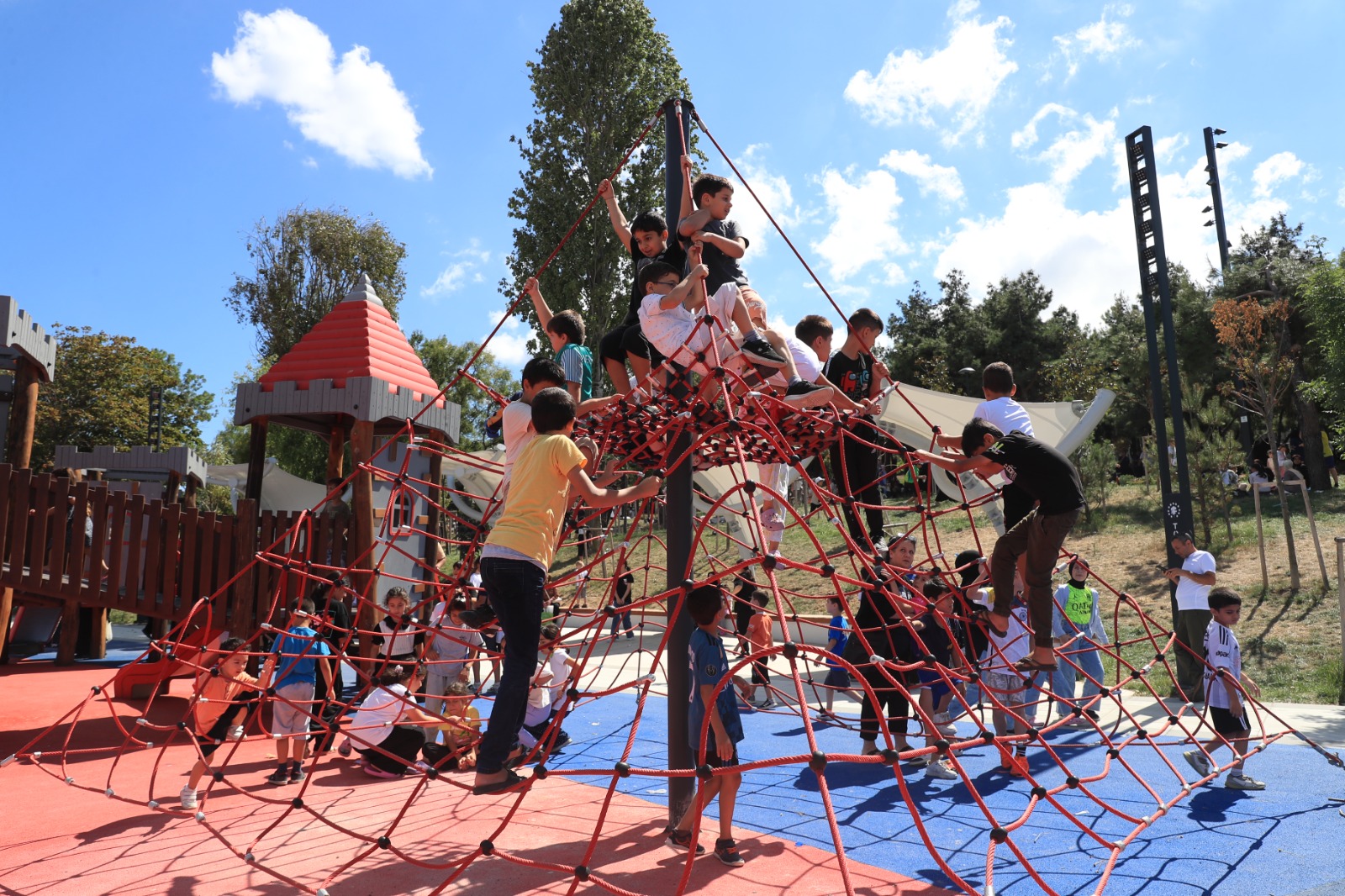 Bağcılar, Millet Ve Mahalle Bahçeleriyle Donatılıyor (4)