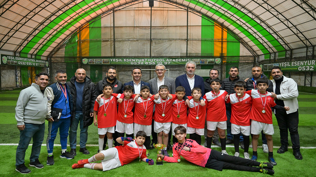 Esenyurt’ta Genç Sporcular Sahada Buluştu: Futbol Turnuvasının Şampiyonu Belli Oldu