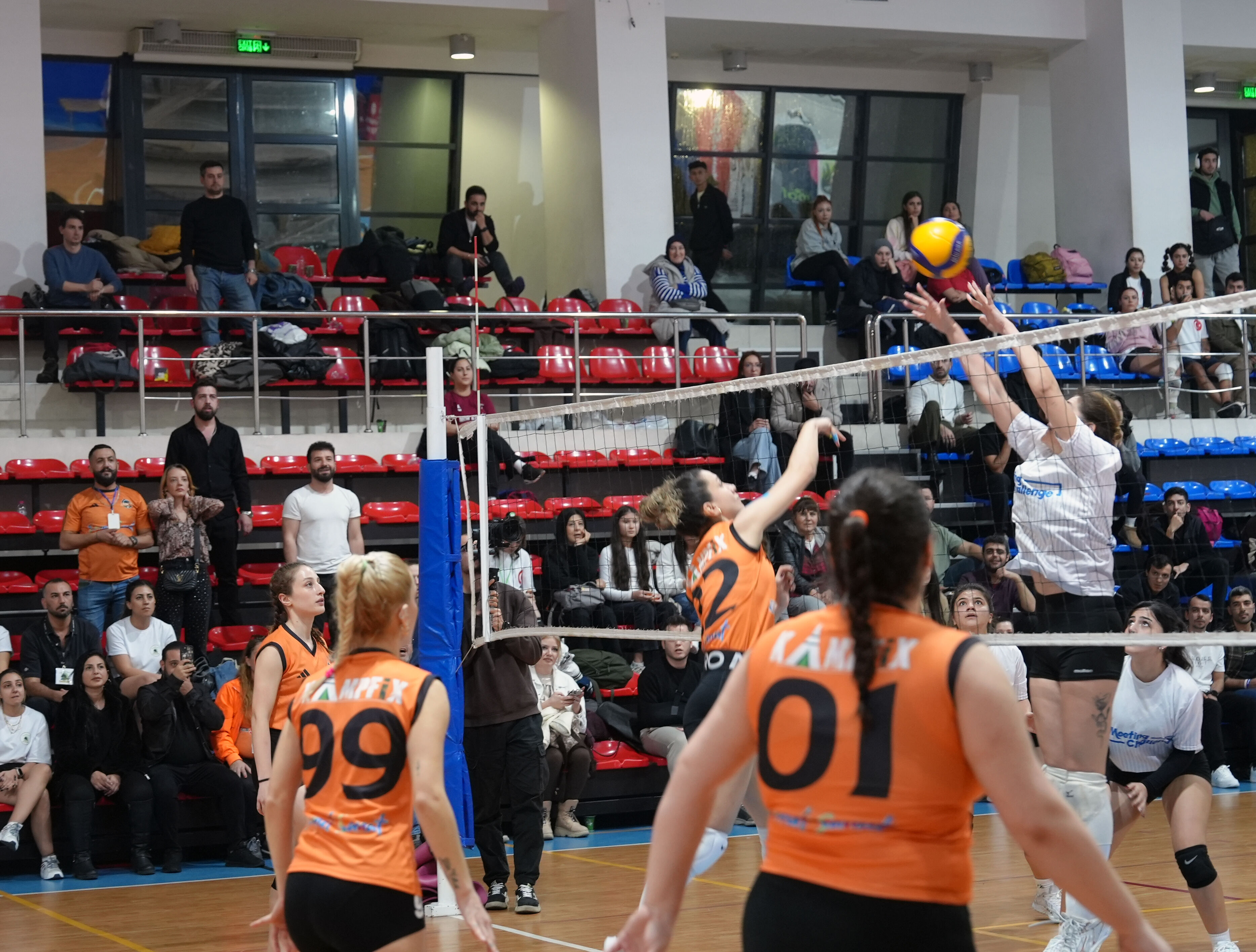 Kadınlar, Voleybol Sahasında Eşitlik İçin Bir Araya Geldi