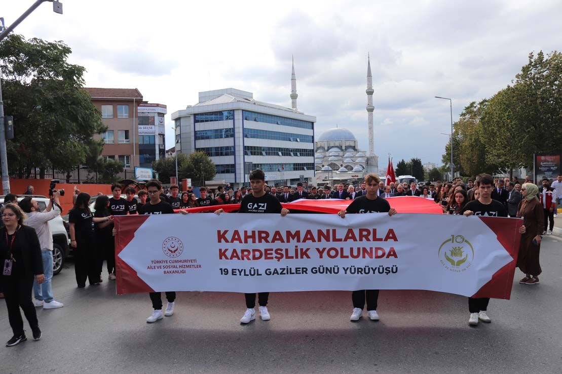 Küçükçekmece’de Kahramanlar ve Öğrenciler Aynı Kortejde Buluştu